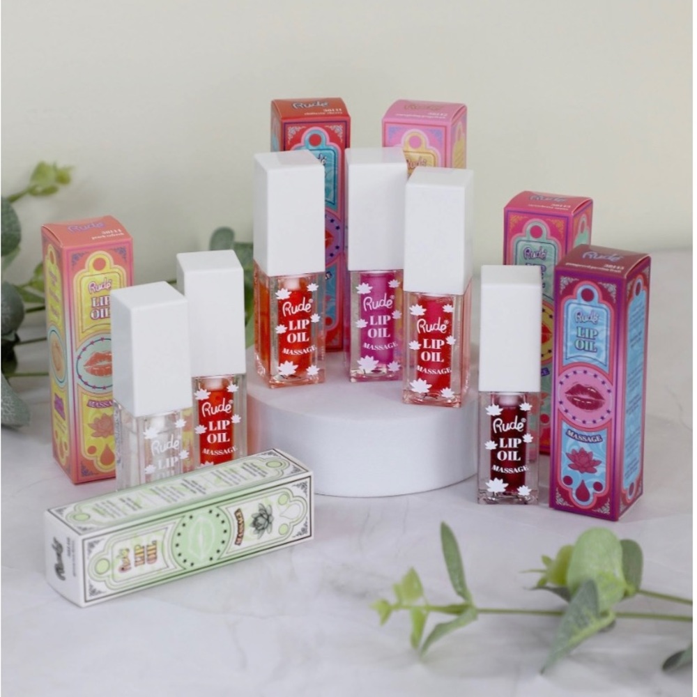Lip oils scent grapefruit🍇,peach🍑. Strawberry sold out.Coming back soon..!